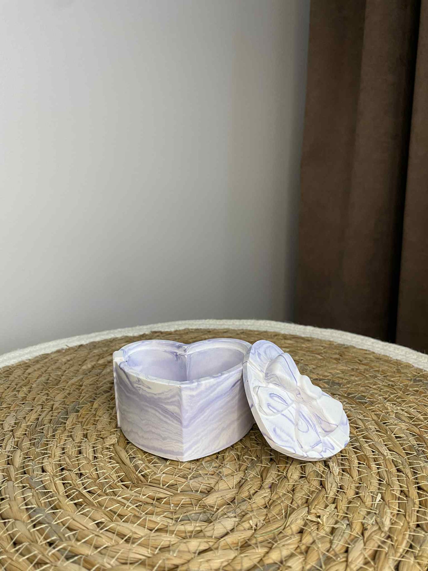 Širdelės formos dėžutė su kaspinėliu (violetinė)