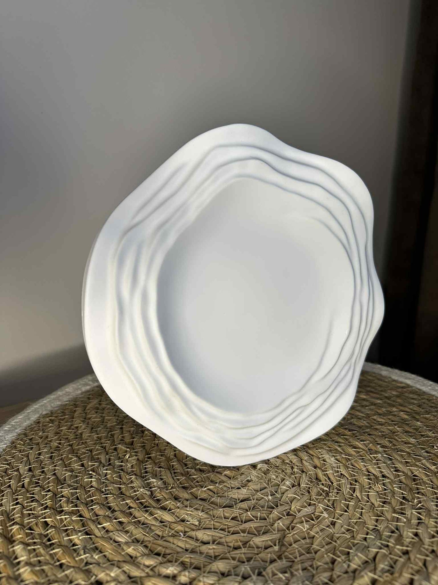 Didesnis baltas padėkliukas "Kalnai"