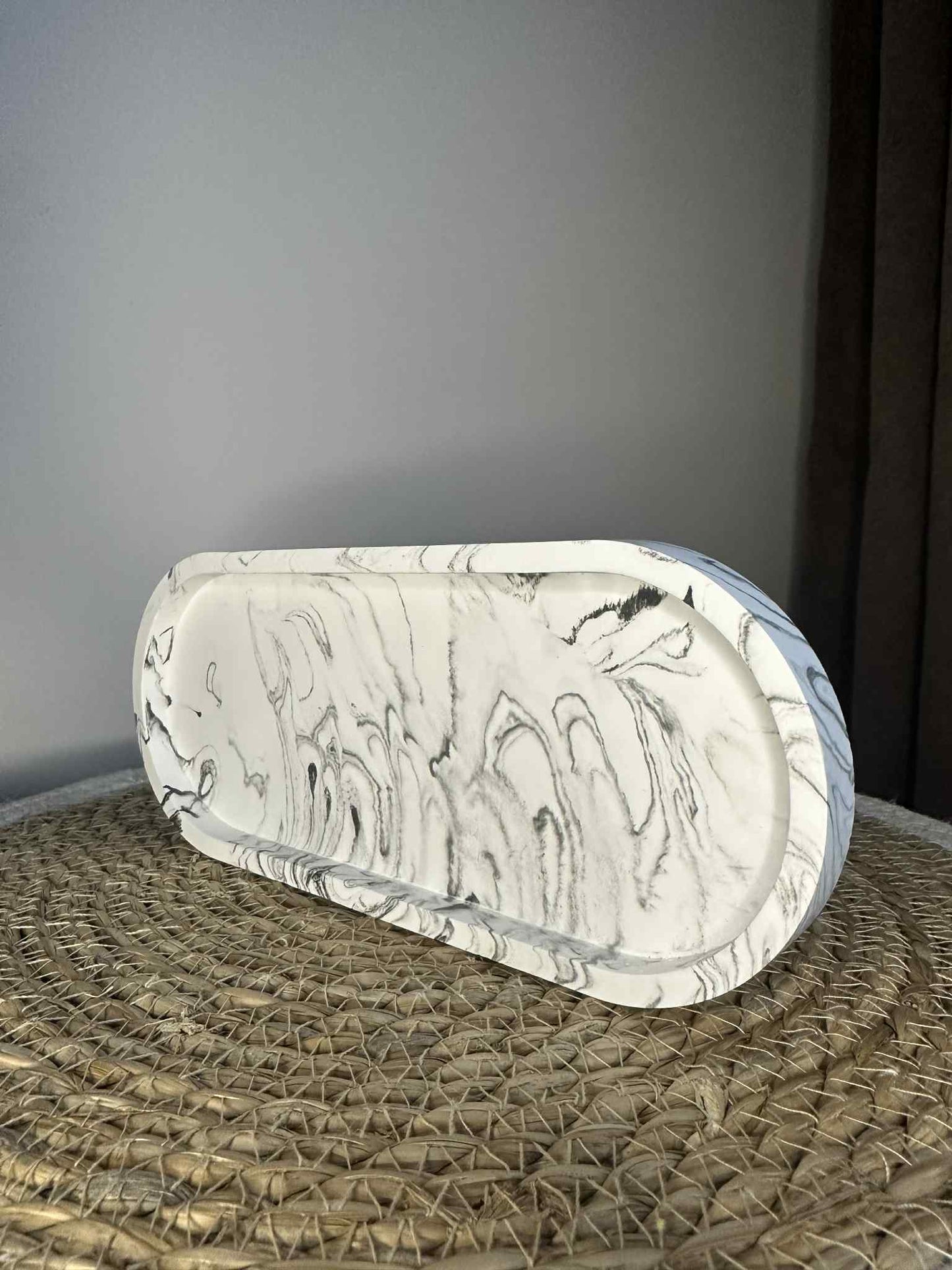 Ilgas padėkliukas (juodas marmuras)