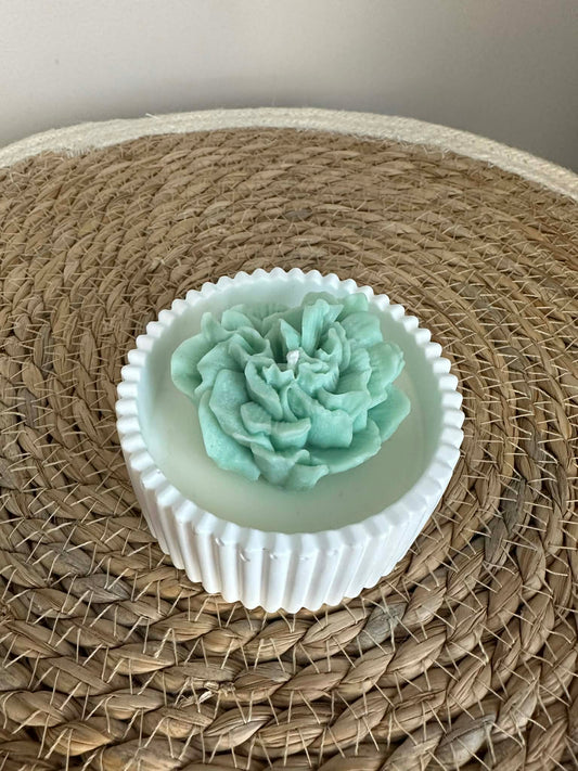 Sojų vaško žvakė su bijūno žiedu (žalia)