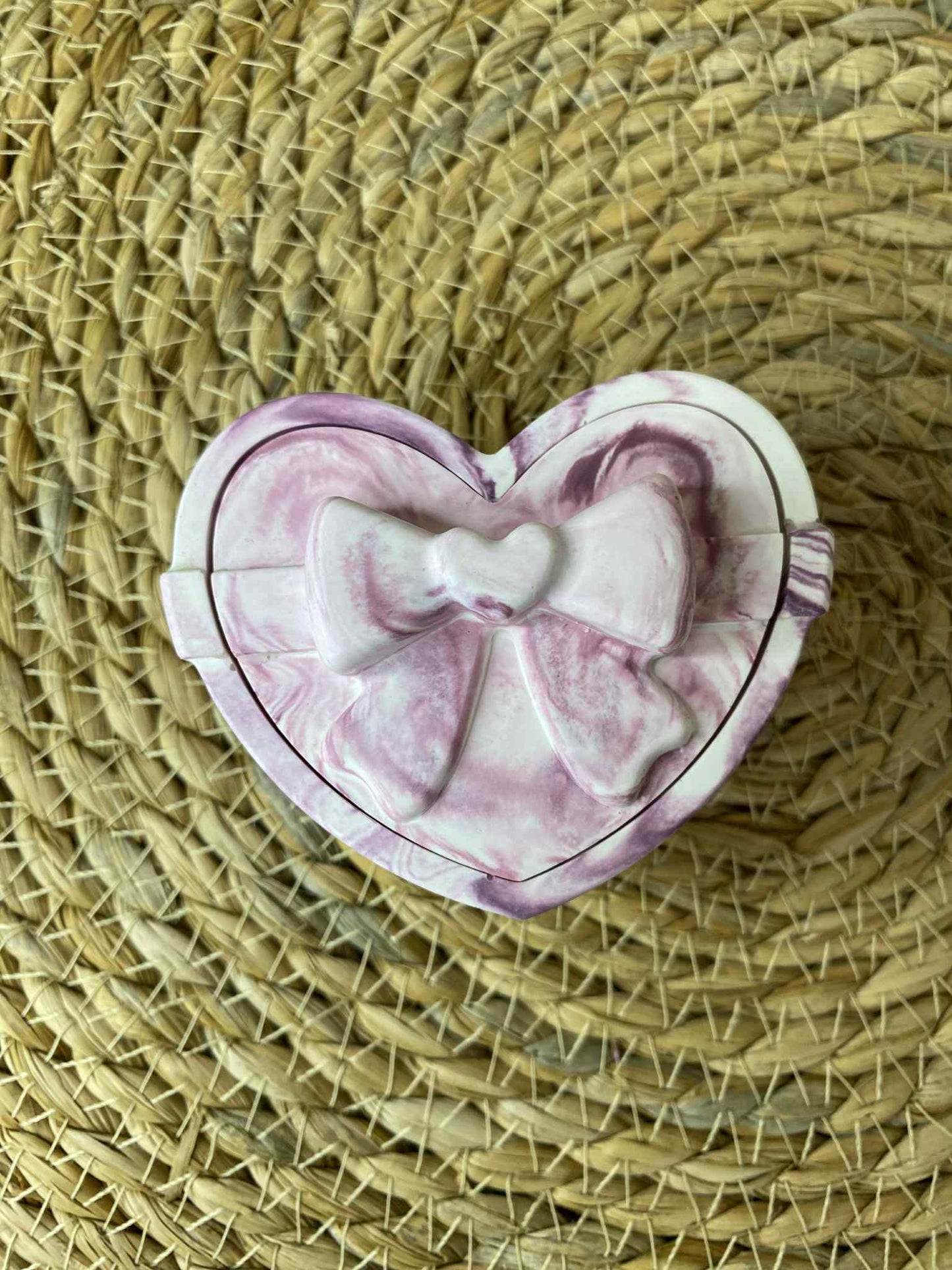 Širdelės formos dėžutė su kaspinėliu (rausva)