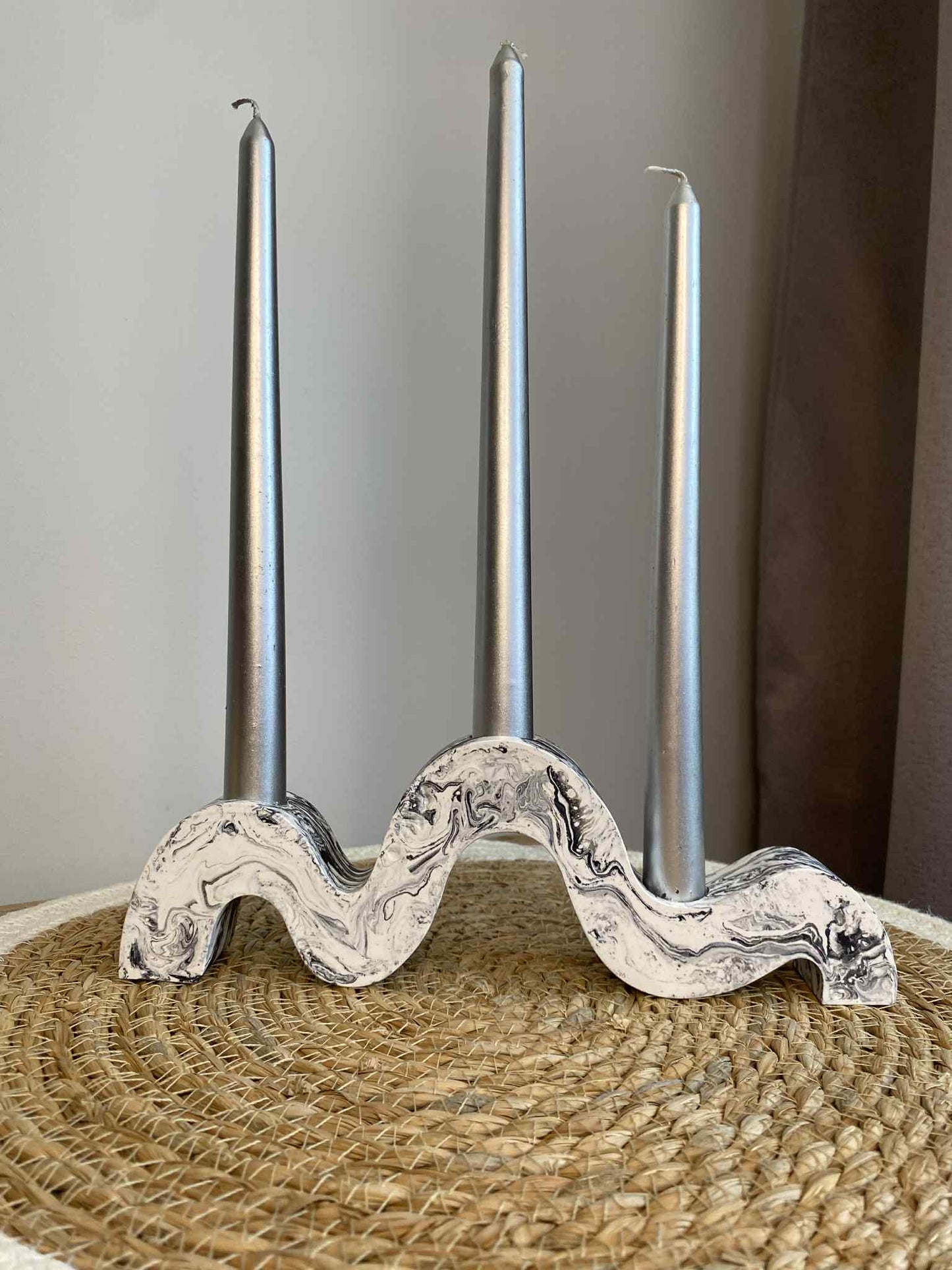 Lenkta žvakidė (juoda)