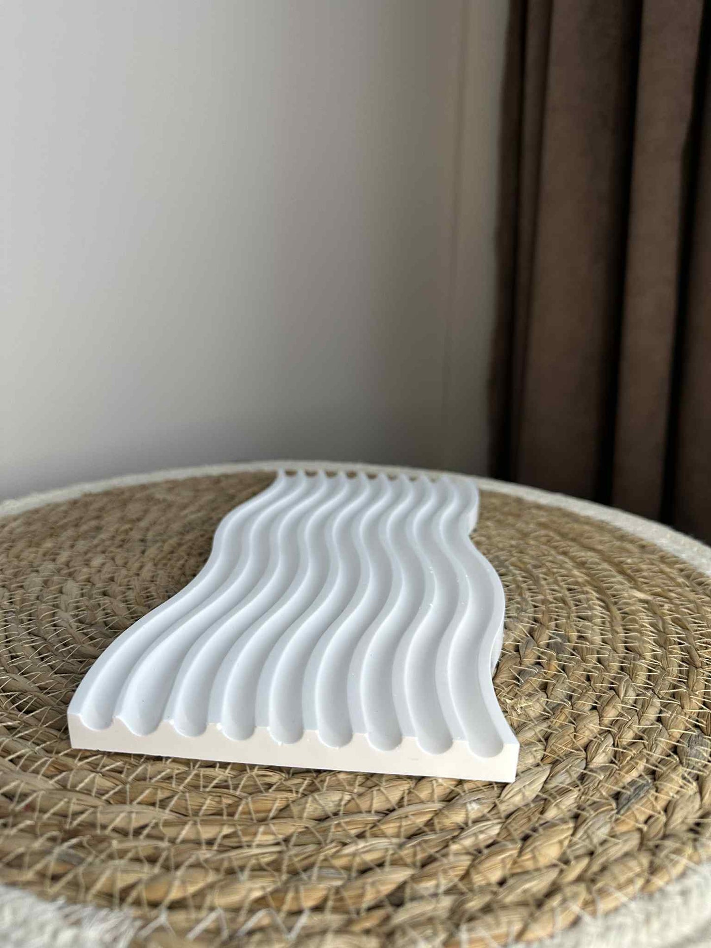 Ilgas banguotas padėkliukas (baltas)