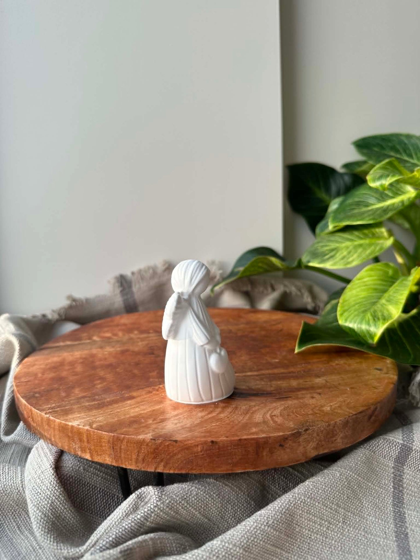 Rankų darbo Jesmonite angelo statulėlė „Širdelė“ (9 cm)