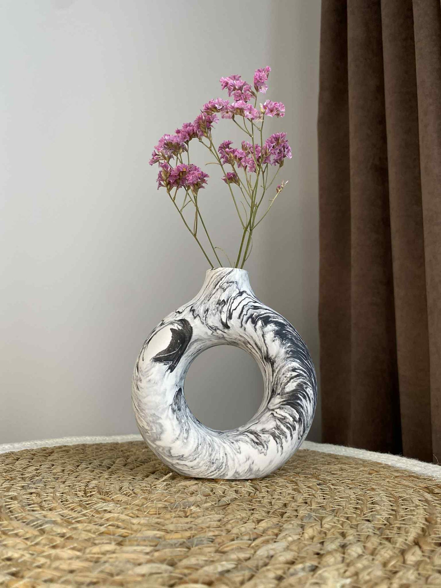 Ovali vazelė (juoda)