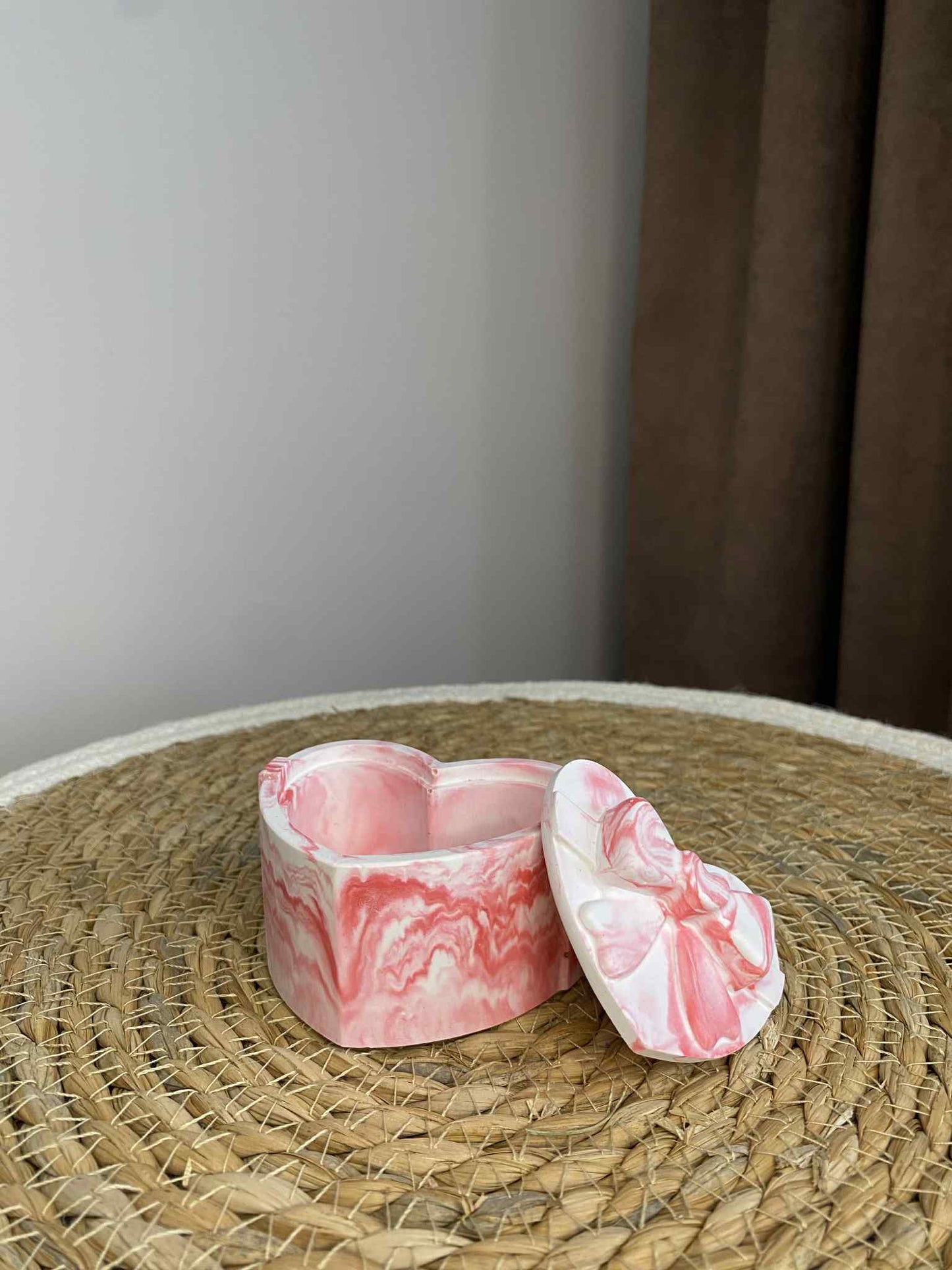 Širdelės formos dėžutė su kaspinėliu