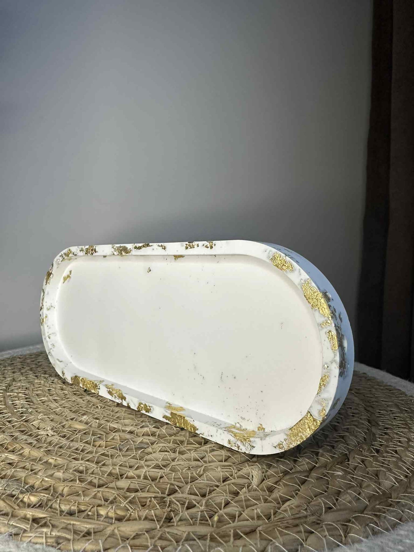 Ilgas padėkliukas (balta/auksinė)