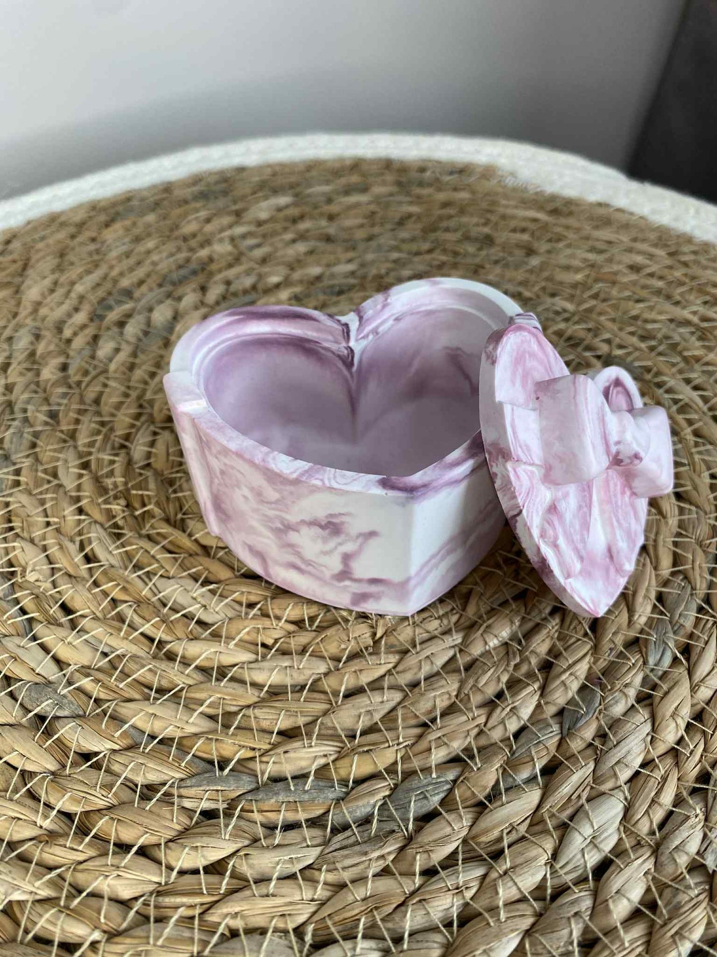 Širdelės formos dėžutė su kaspinėliu