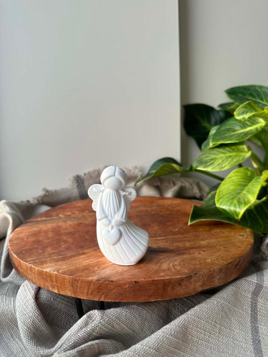 Rankų darbo Jesmonite angelo statulėlė „Širdelė“ (9 cm)