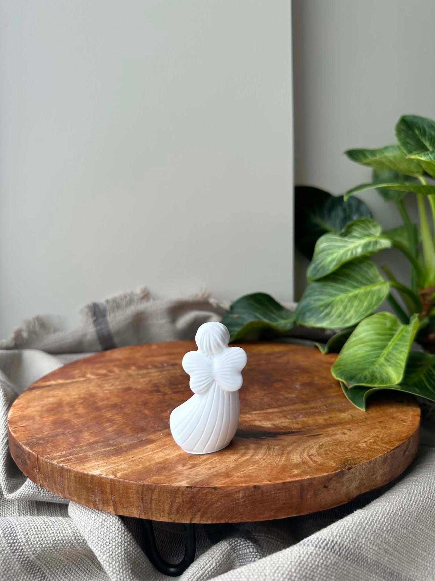 Rankų darbo Jesmonite angelo statulėlė „Širdelė“ (7 cm)