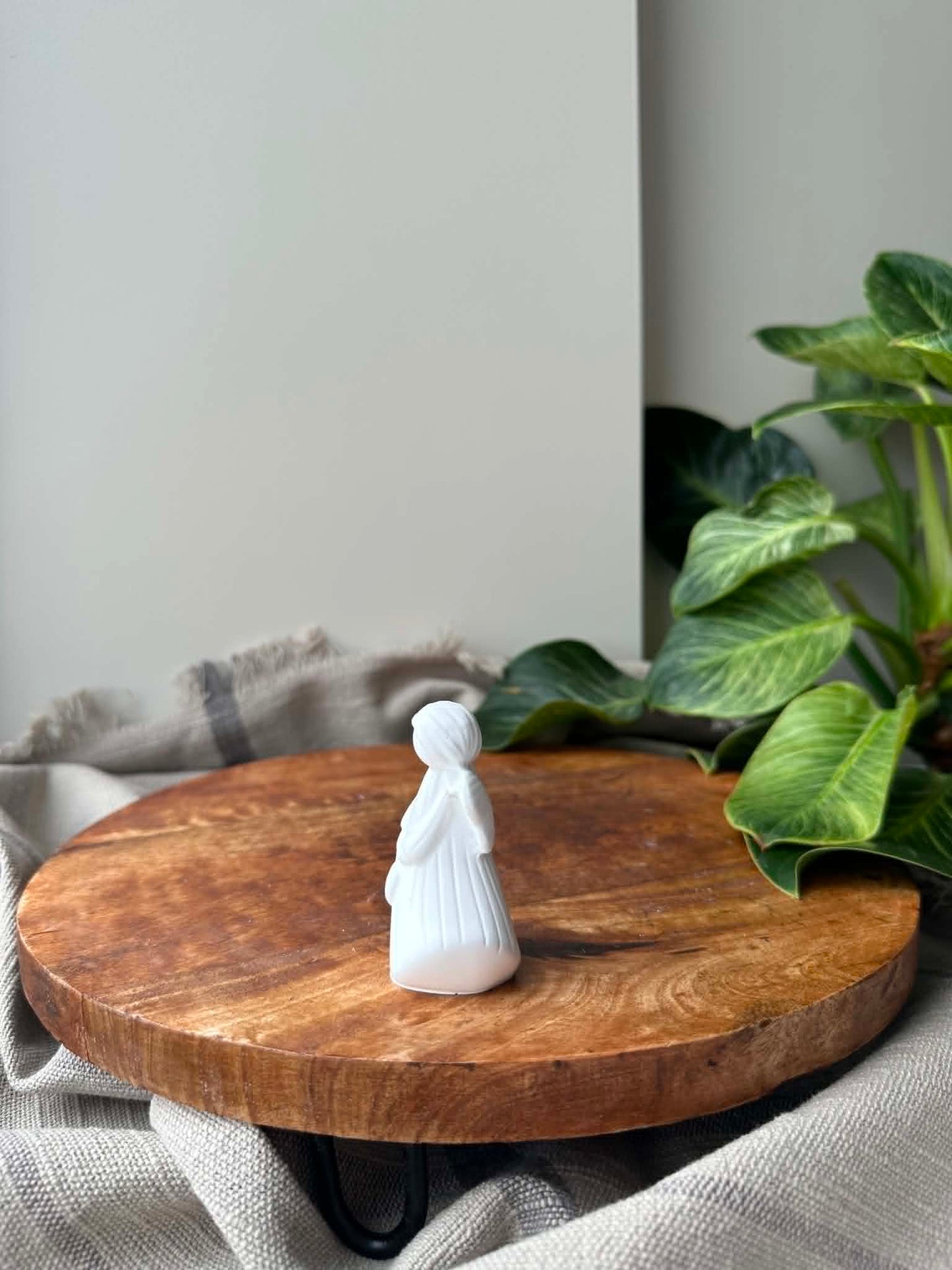 Rankų darbo Jesmonite angelo statulėlė „Širdelė“ (7 cm)