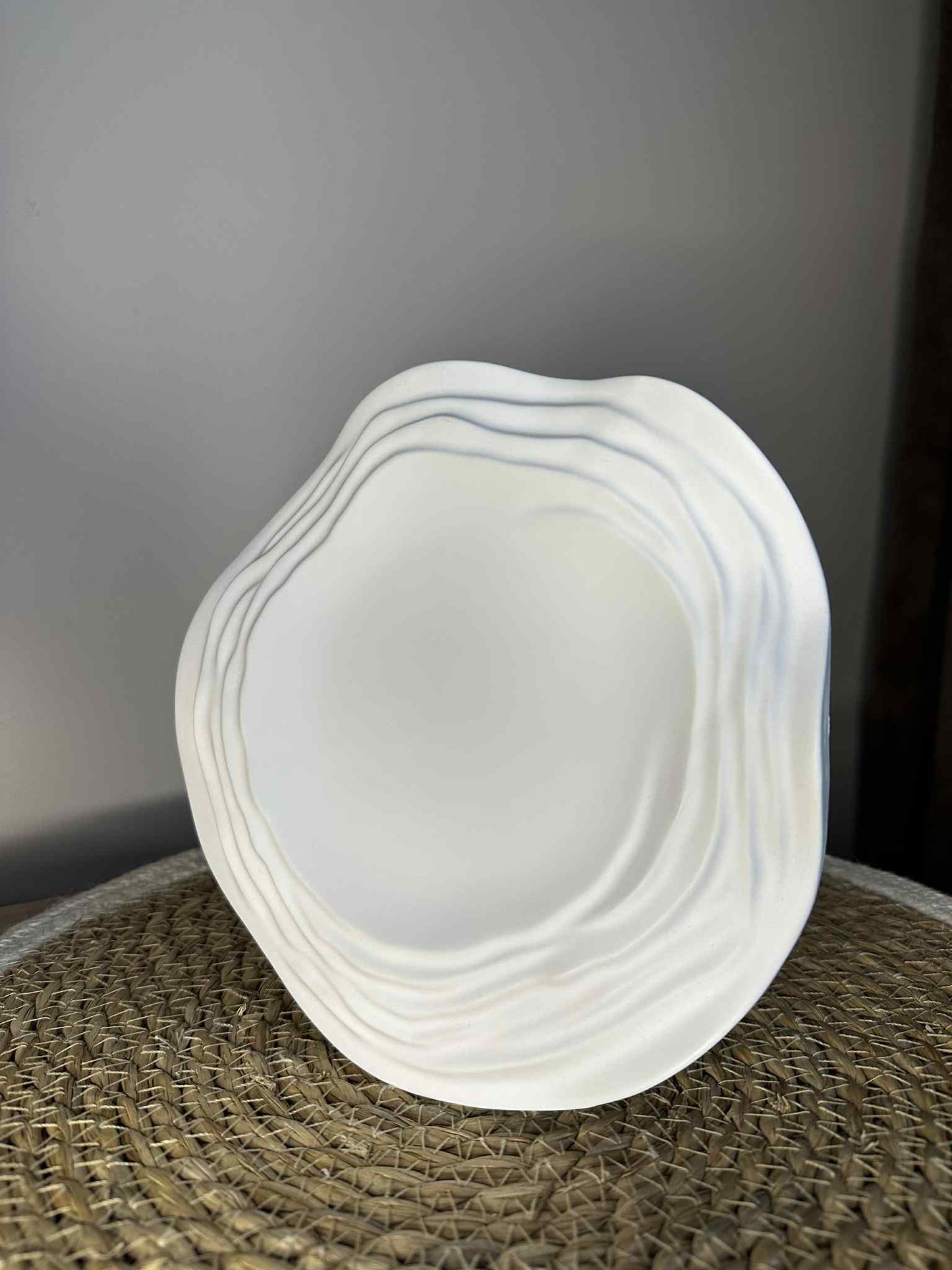 Didesnis baltas padėkliukas "Kalnai"