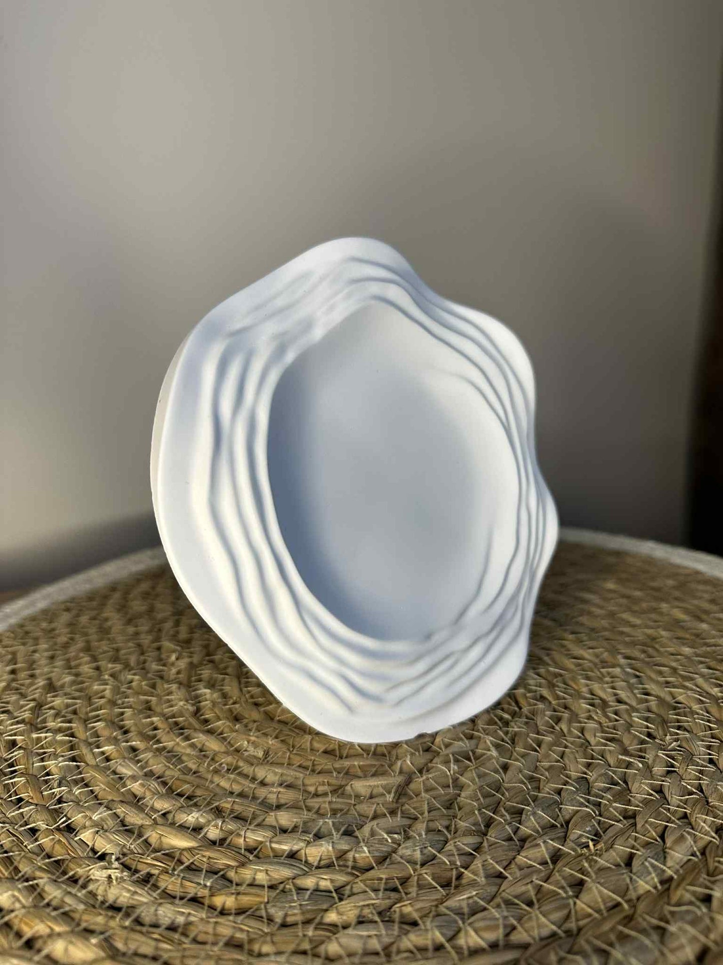 Mažesnis baltas padėkliukas "Kalnai"