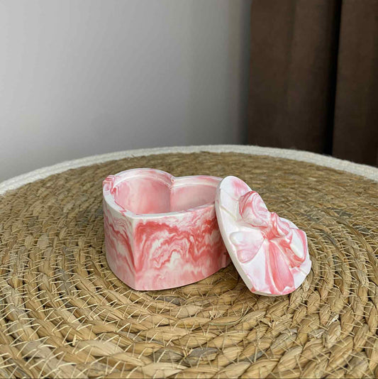 Širdelės formos dėžutė su kaspinėliu (raudona)