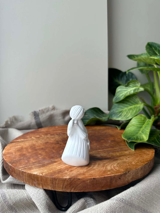 Rankų darbo Jesmonite angelo statulėlė „Žvaigždelė“ (9 cm)