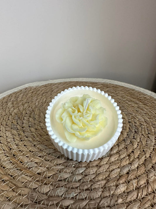 Sojų vaško žvakė su bijūno žiedu (geltona)