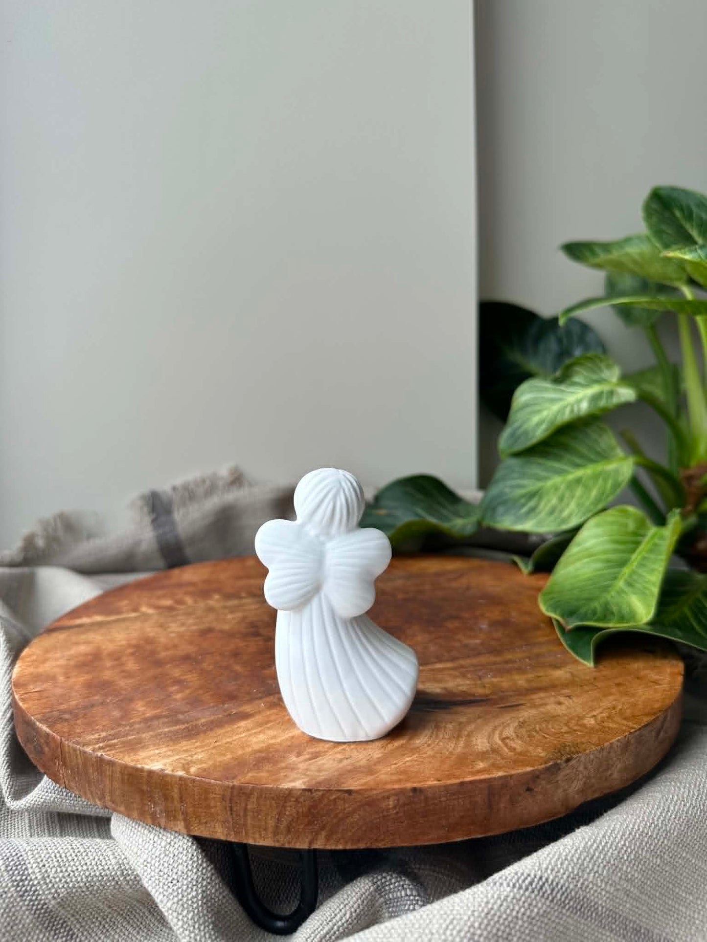 Rankų darbo Jesmonite angelo statulėlė „Žvaigždelė“ (9 cm)