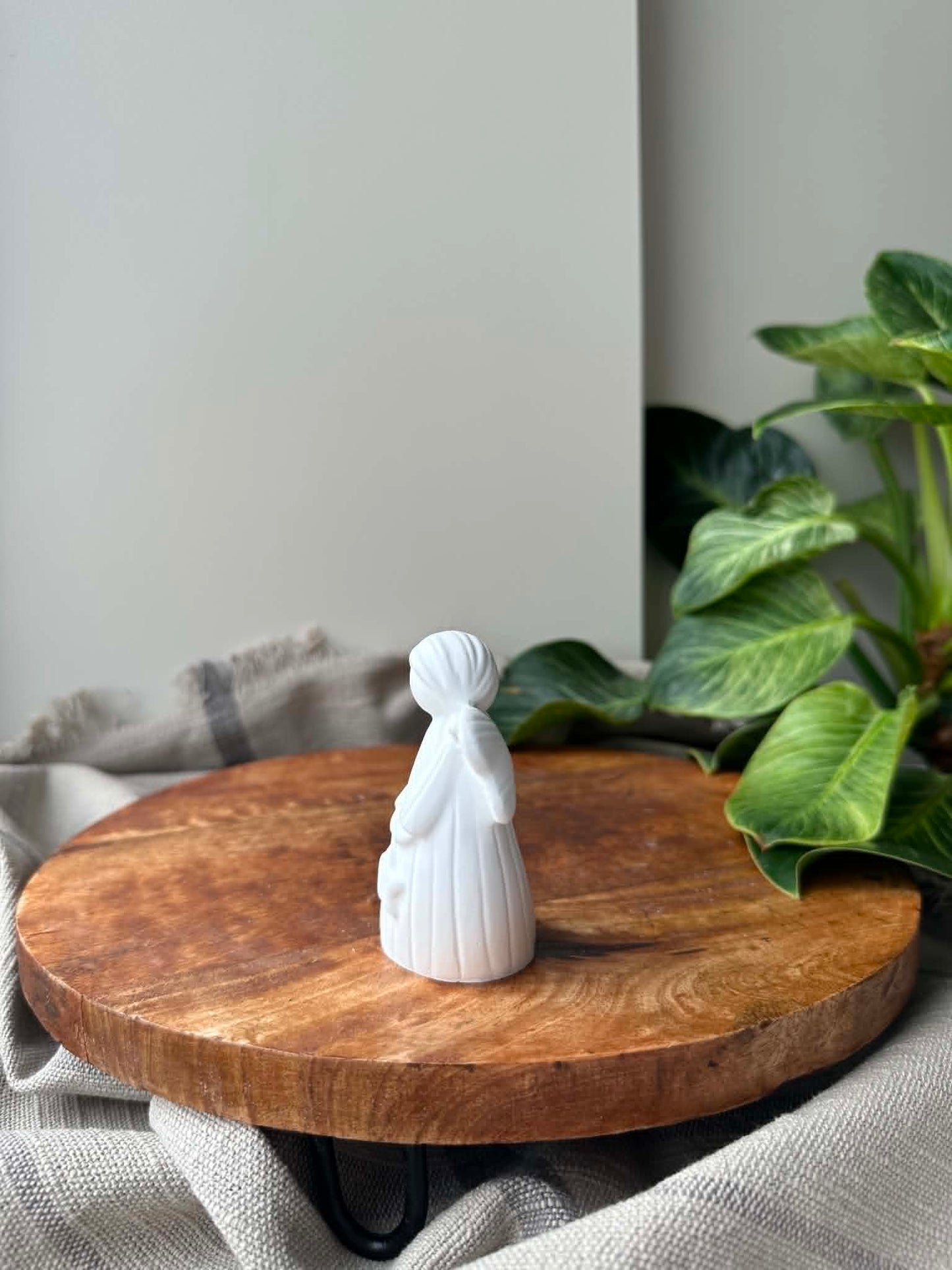 Rankų darbo Jesmonite angelo statulėlė „Žvaigždelė“ (9 cm)