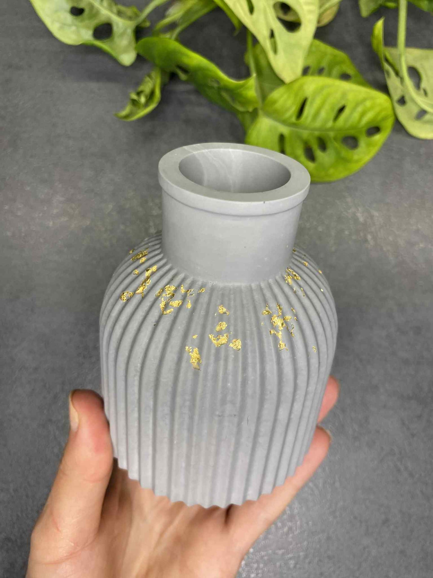 Decorative vase (gray gold)