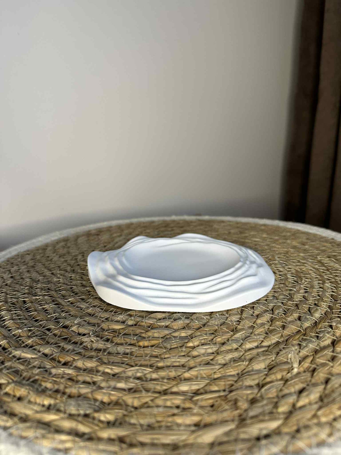 Mažesnis baltas padėkliukas "Kalnai"