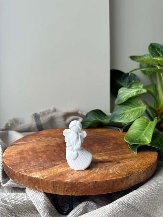 Rankų darbo Jesmonite angelo statulėlė „Širdelė“ (7 cm)
