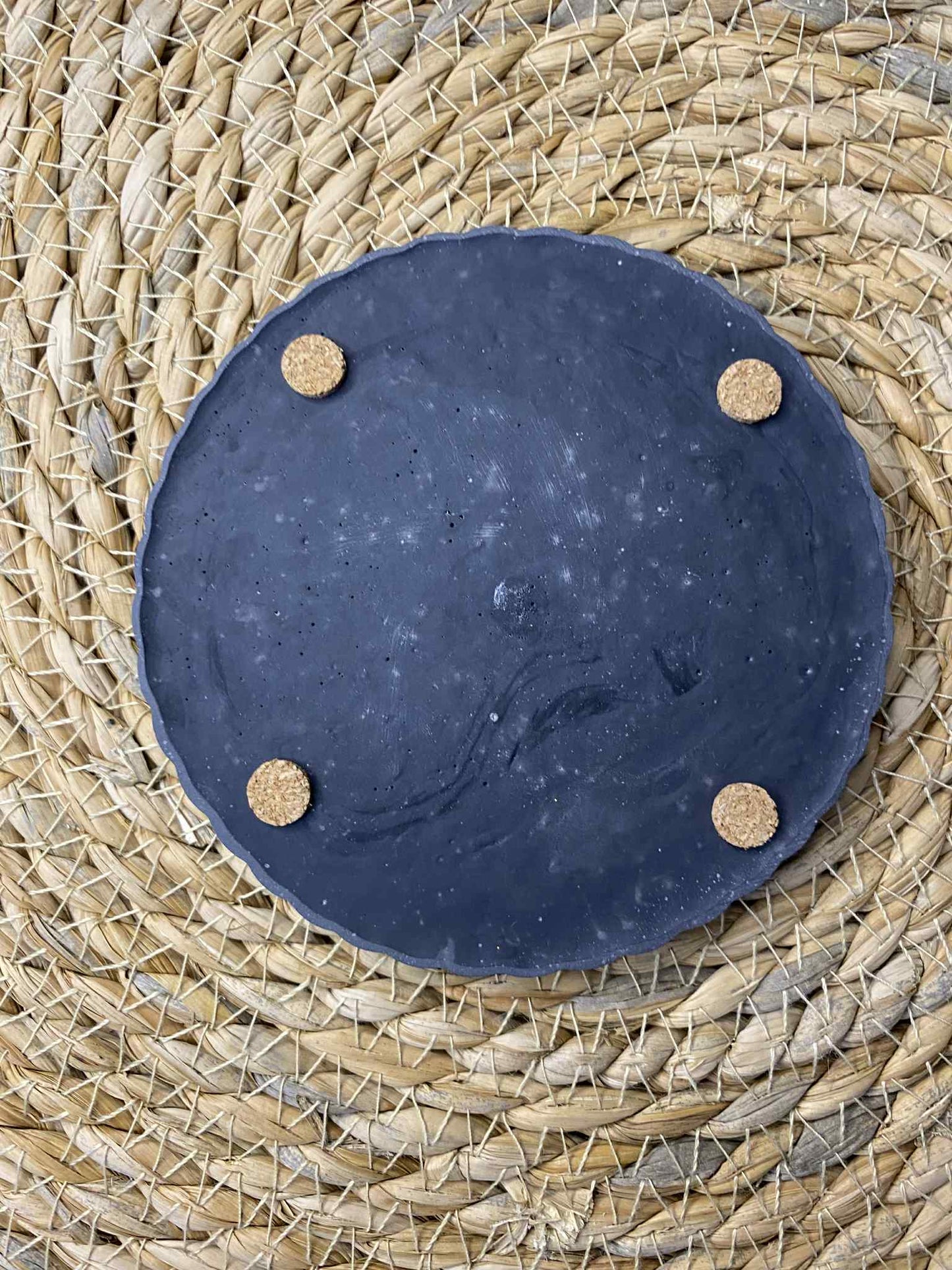 Patterned incense burner (black)