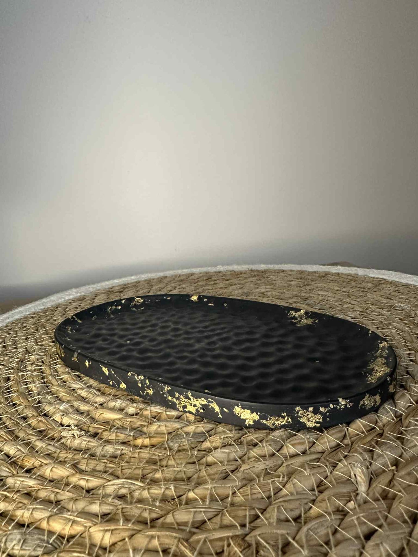 Padėkliukas bangelės (juoda/auksinė)