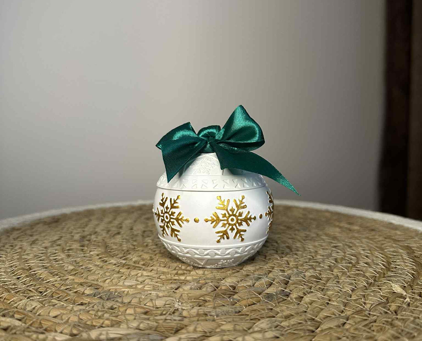 Kalėdinis žaisliukas - dėžutė - su kaspinėliu