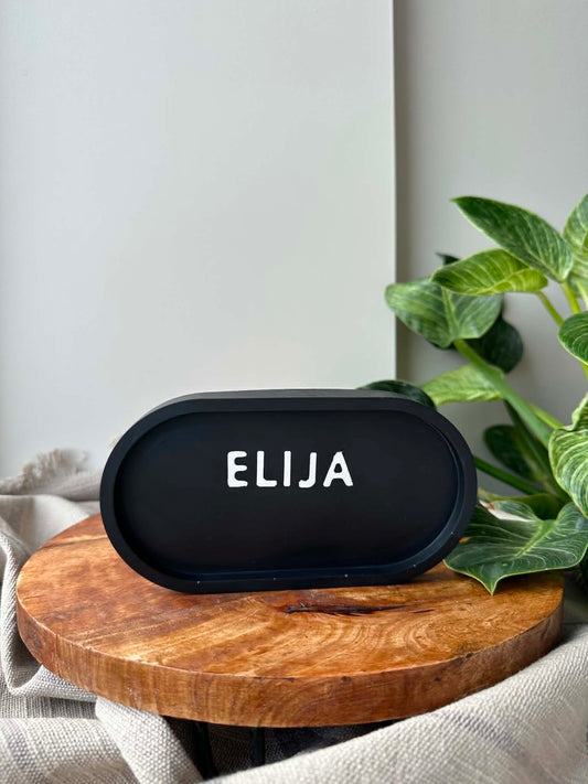 Personalizuotas vienos dalies padėkliukas su Jūsų norimu vardu / žodžiu (juodas)