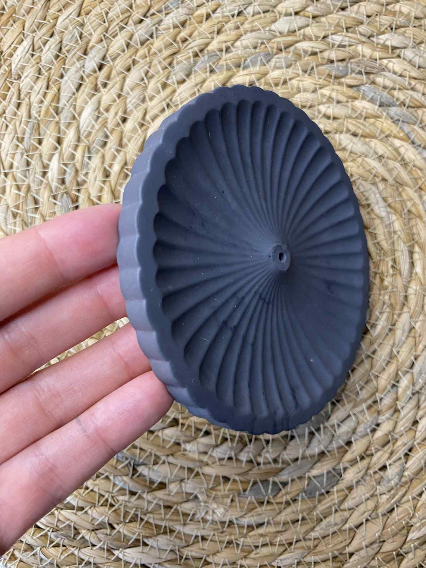 Patterned incense burner (black)