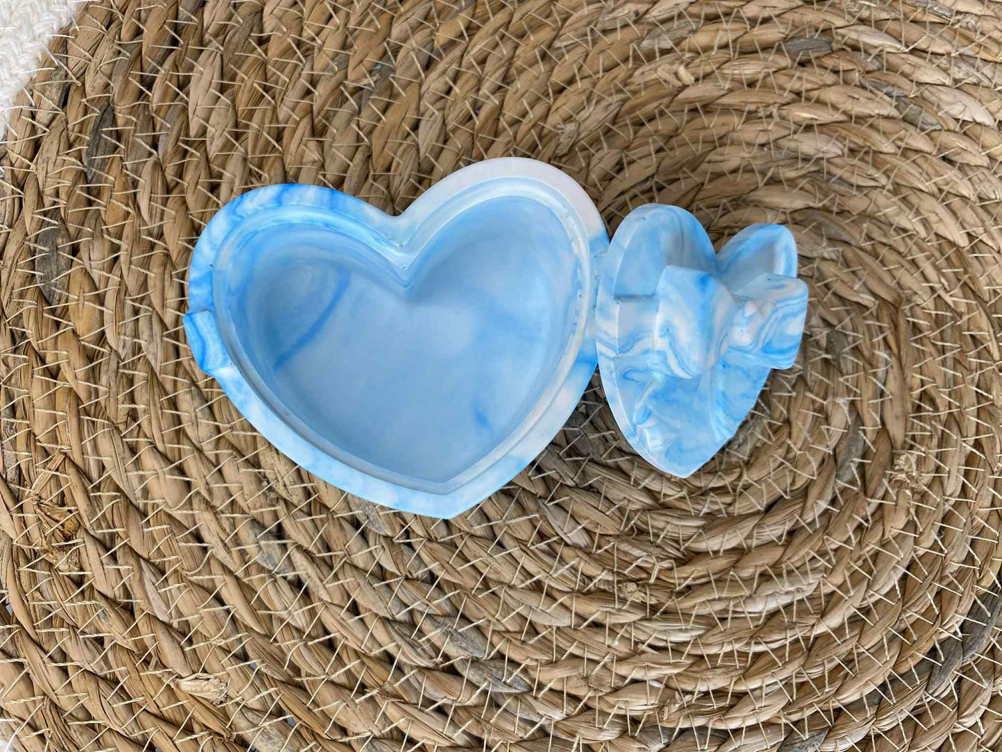 Širdelės formos dėžutė su kaspinėliu (mėlyna)
