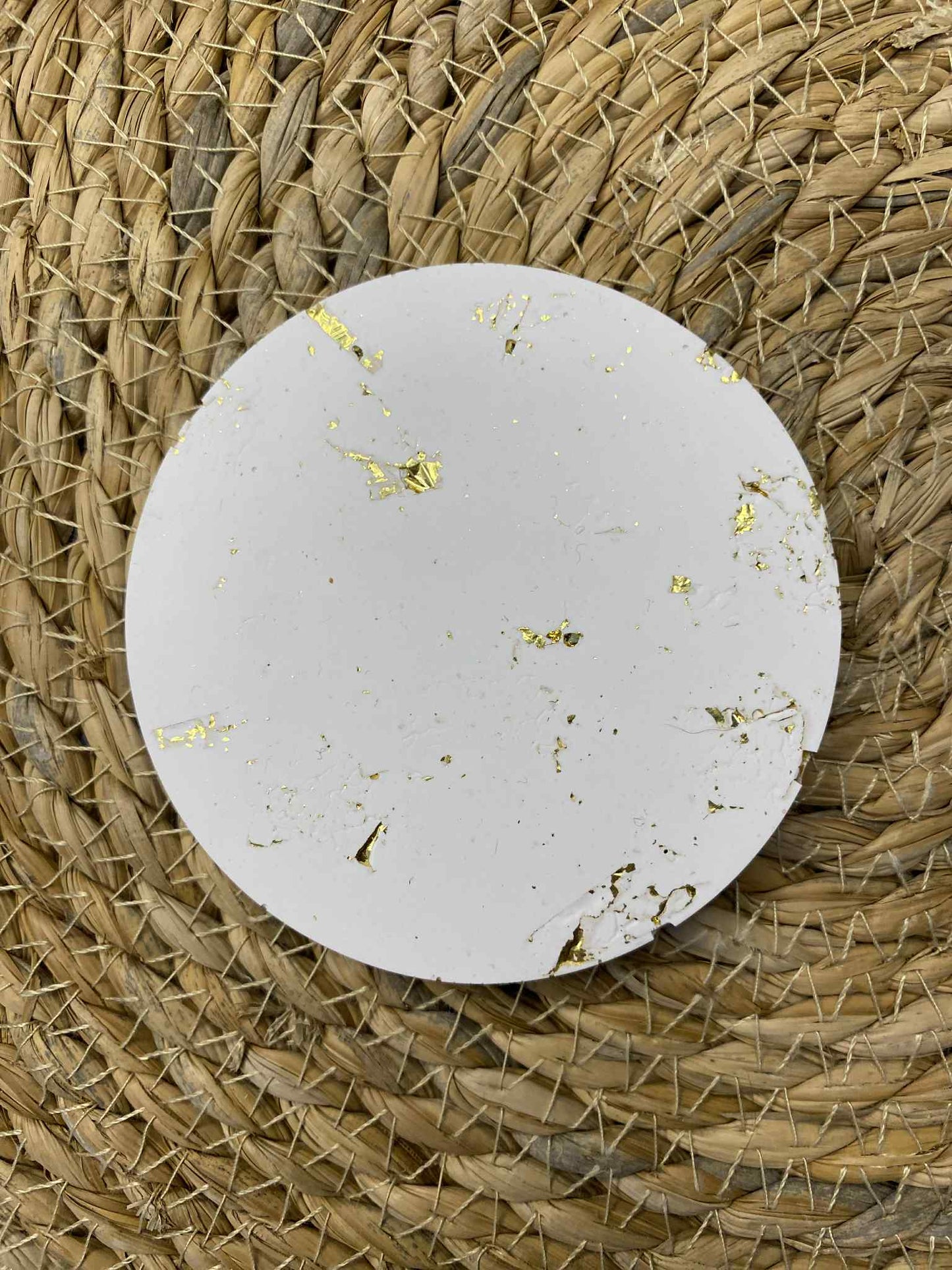 Puodelių padėkliukų rinkinys (balta/auksinė)