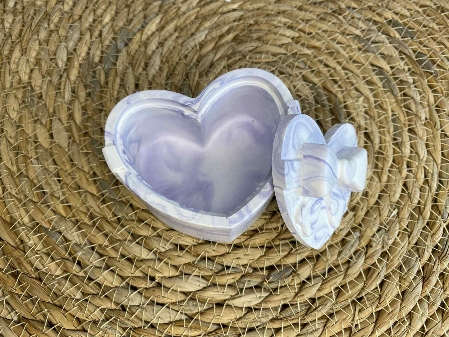 Širdelės formos dėžutė su kaspinėliu (violetinė)