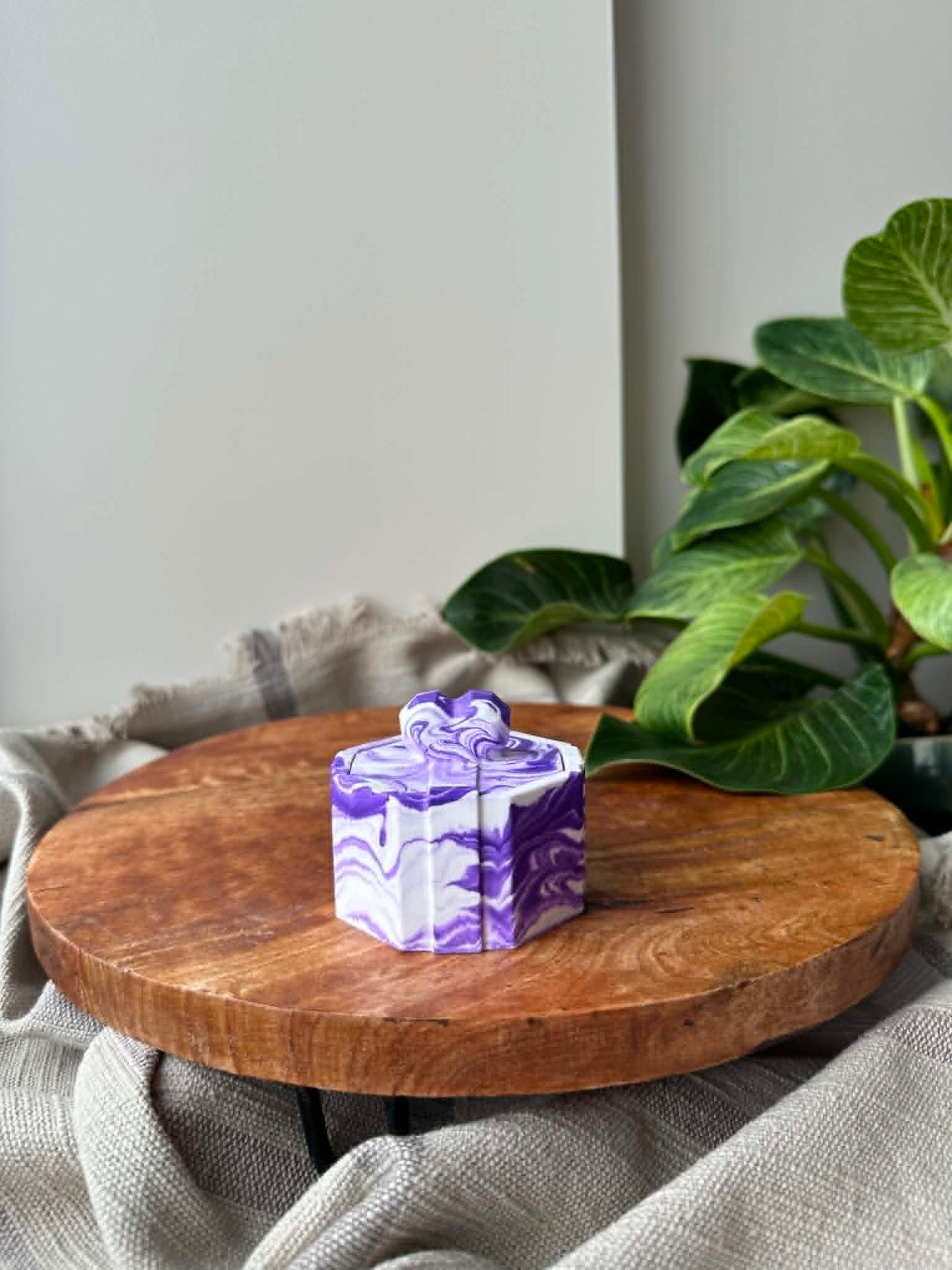 Dėžutė su kaspinėliu (violetinė)