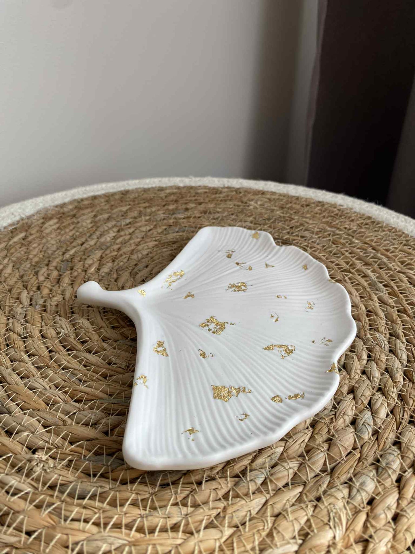 Ginkmedžio lapo padėkliukas (balta/auksinė)