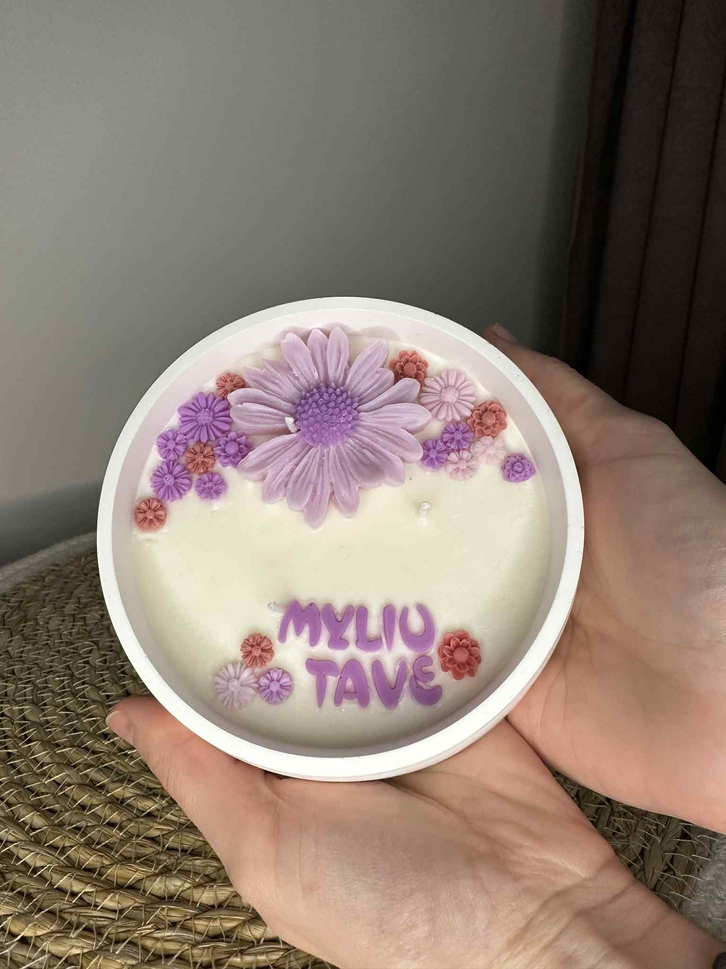Rankų darbo žvakė „Myliu tave“ (violetinis atspalvis)
