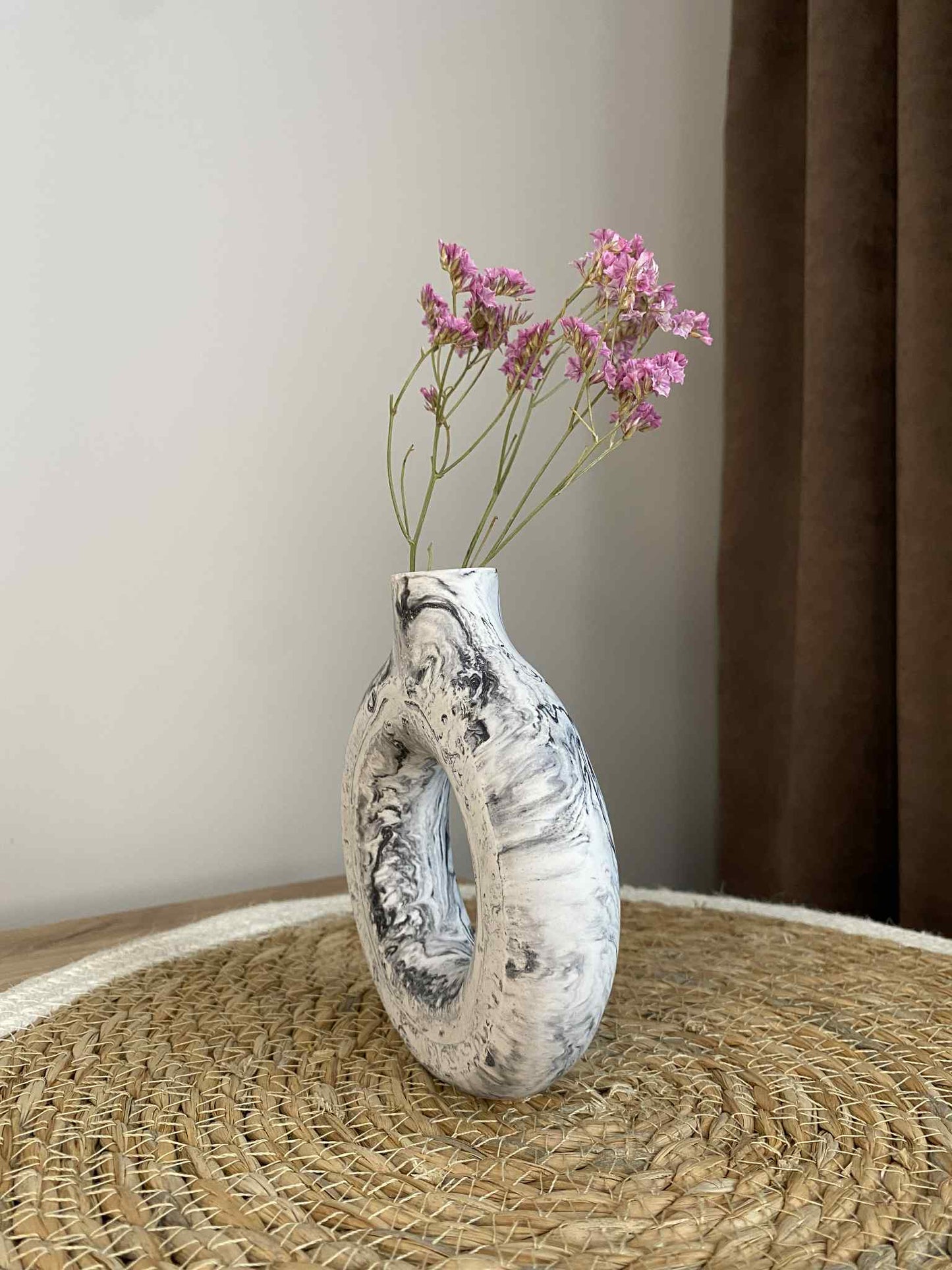 Ovali vazelė (juoda)