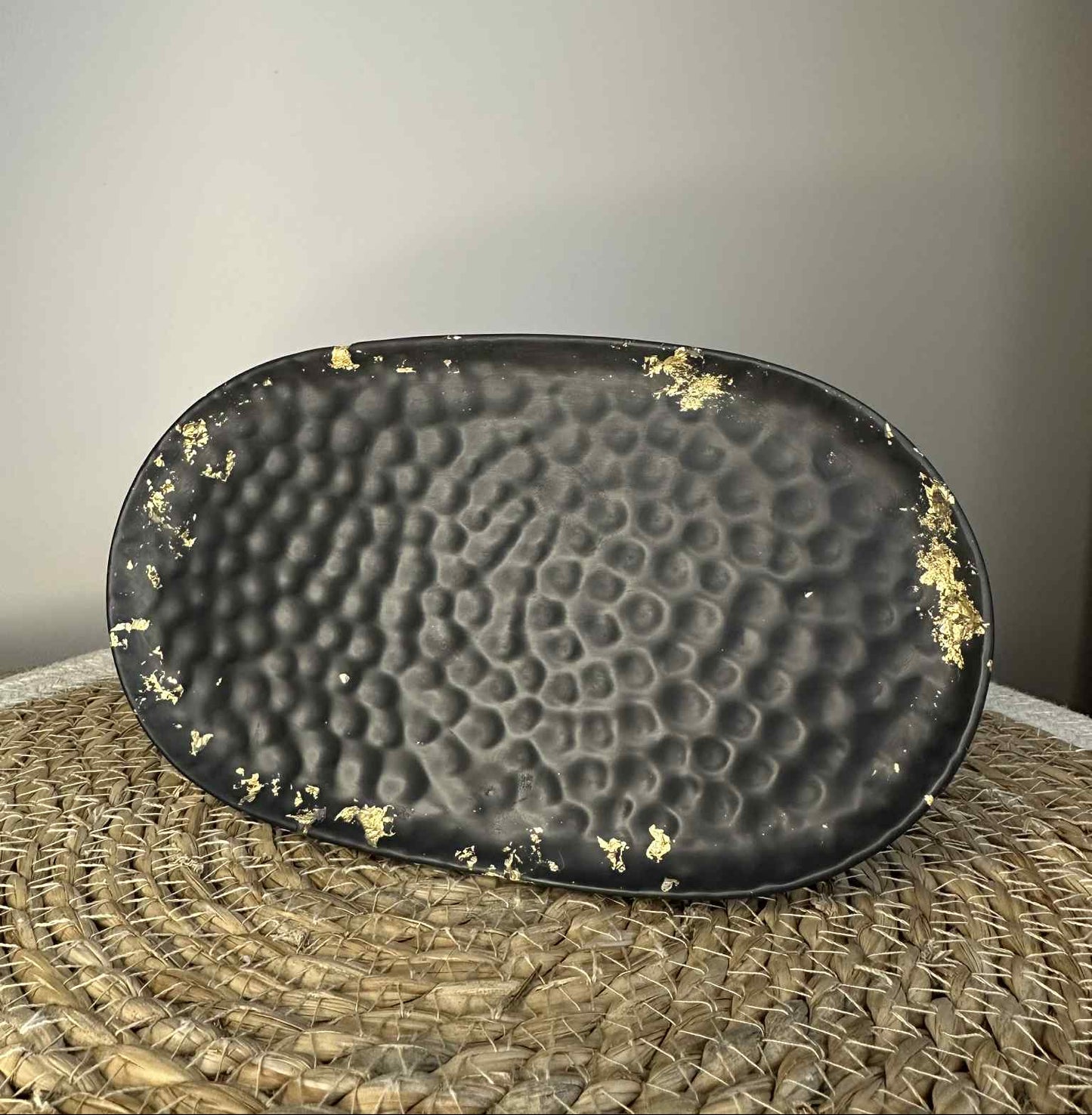 Padėkliukas bangelės (juoda/auksinė)