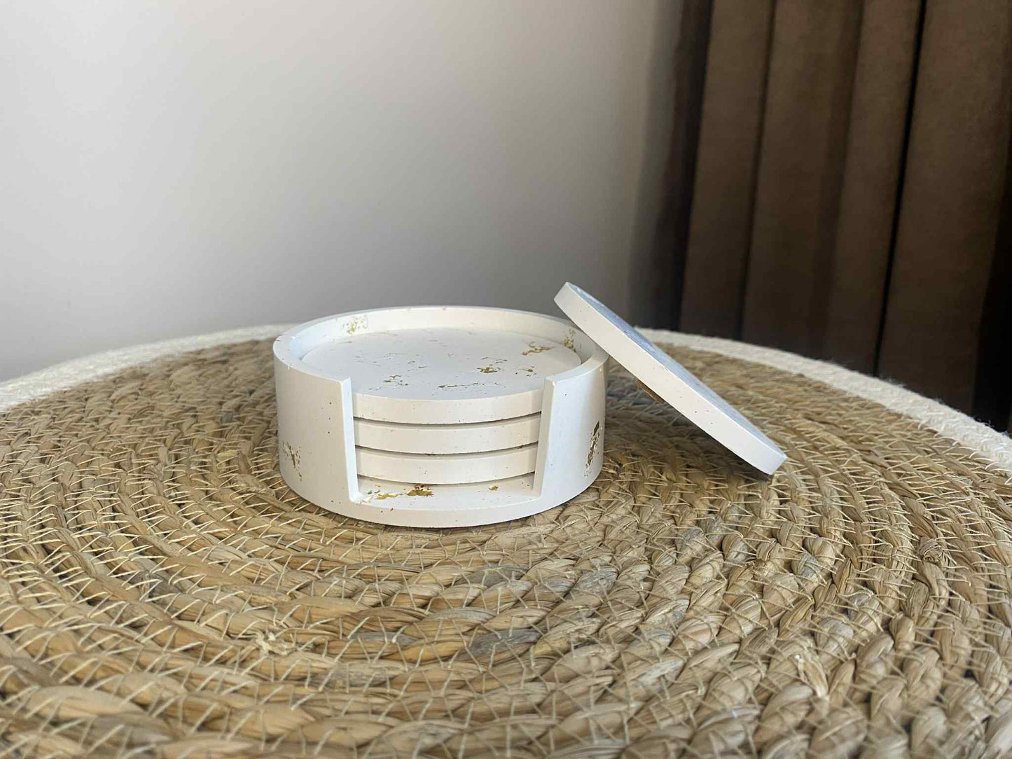 Puodelių padėkliukų rinkinys (balta/auksinė)