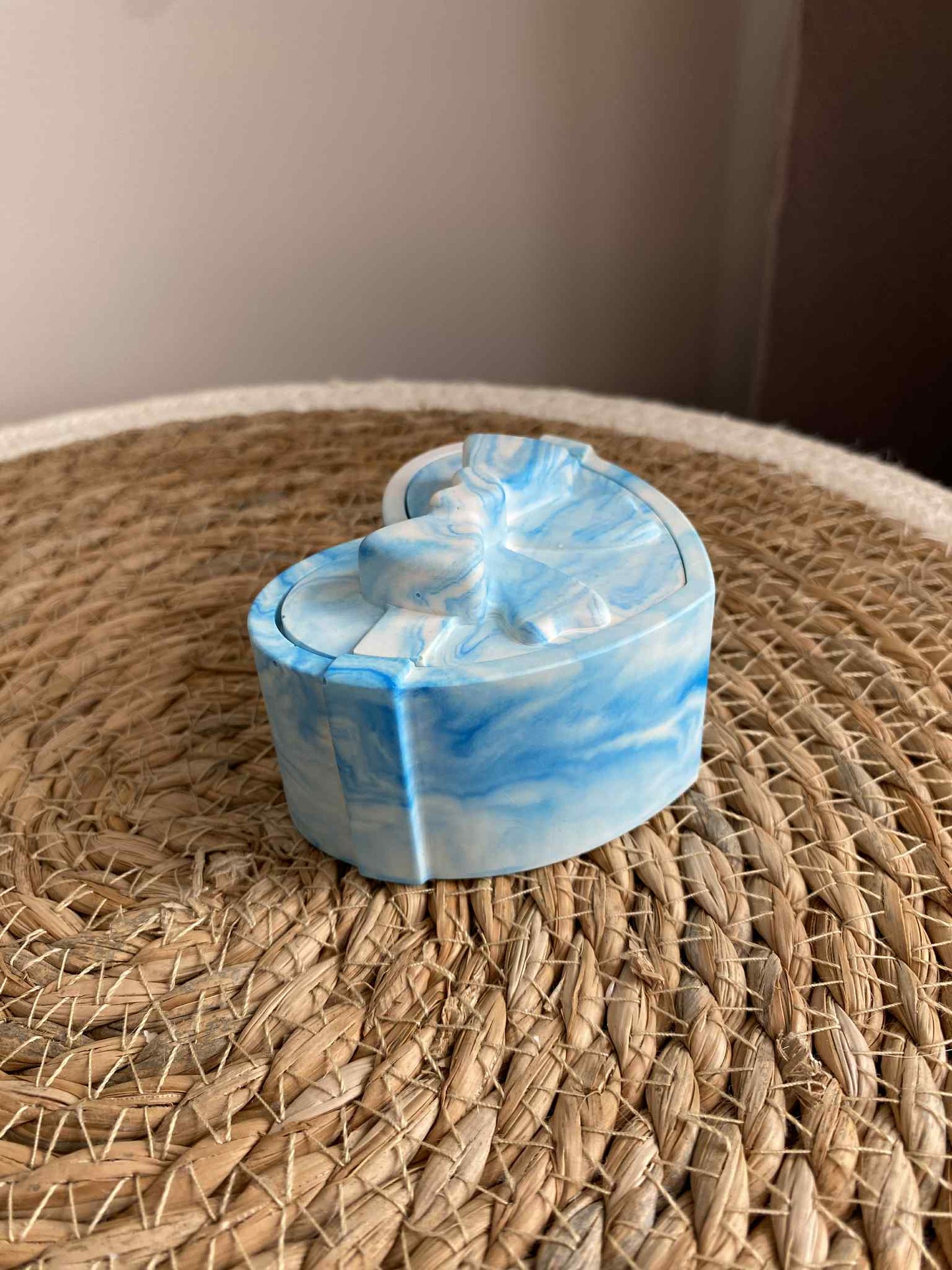 Širdelės formos dėžutė su kaspinėliu (mėlyna)