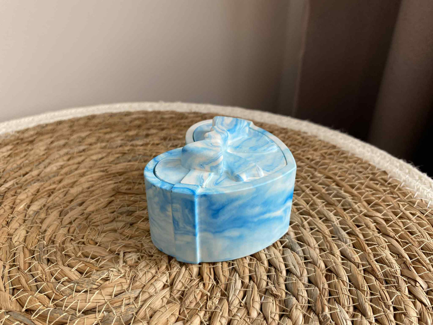 Širdelės formos dėžutė su kaspinėliu