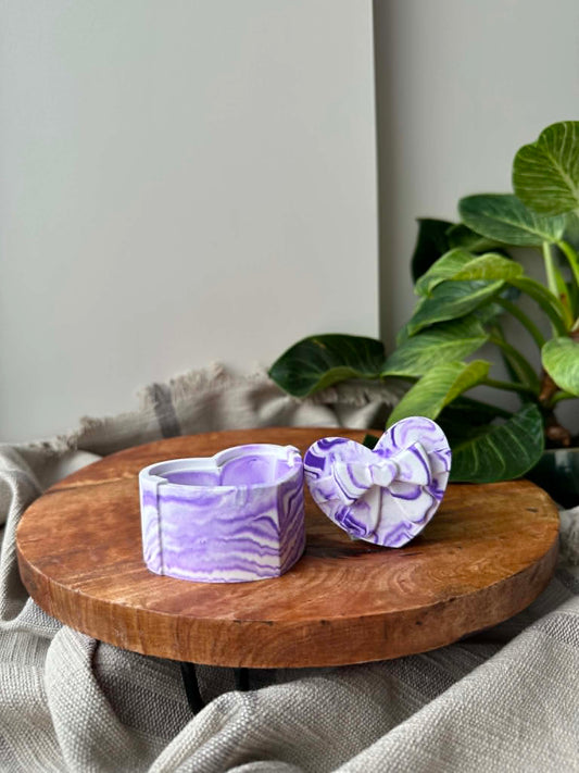Širdelės formos dėžutė su kaspinėliu (violetinė)