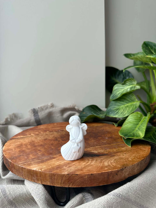 Rankų darbo Jesmonite angelo statulėlė „Žvaigždelė“ (7 cm)